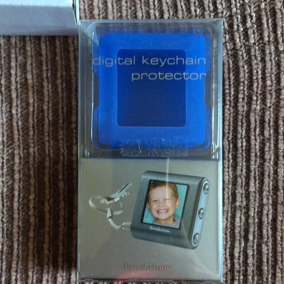 Brookstone Digital Photo Keychain AND Protector - Picture 7 of 9